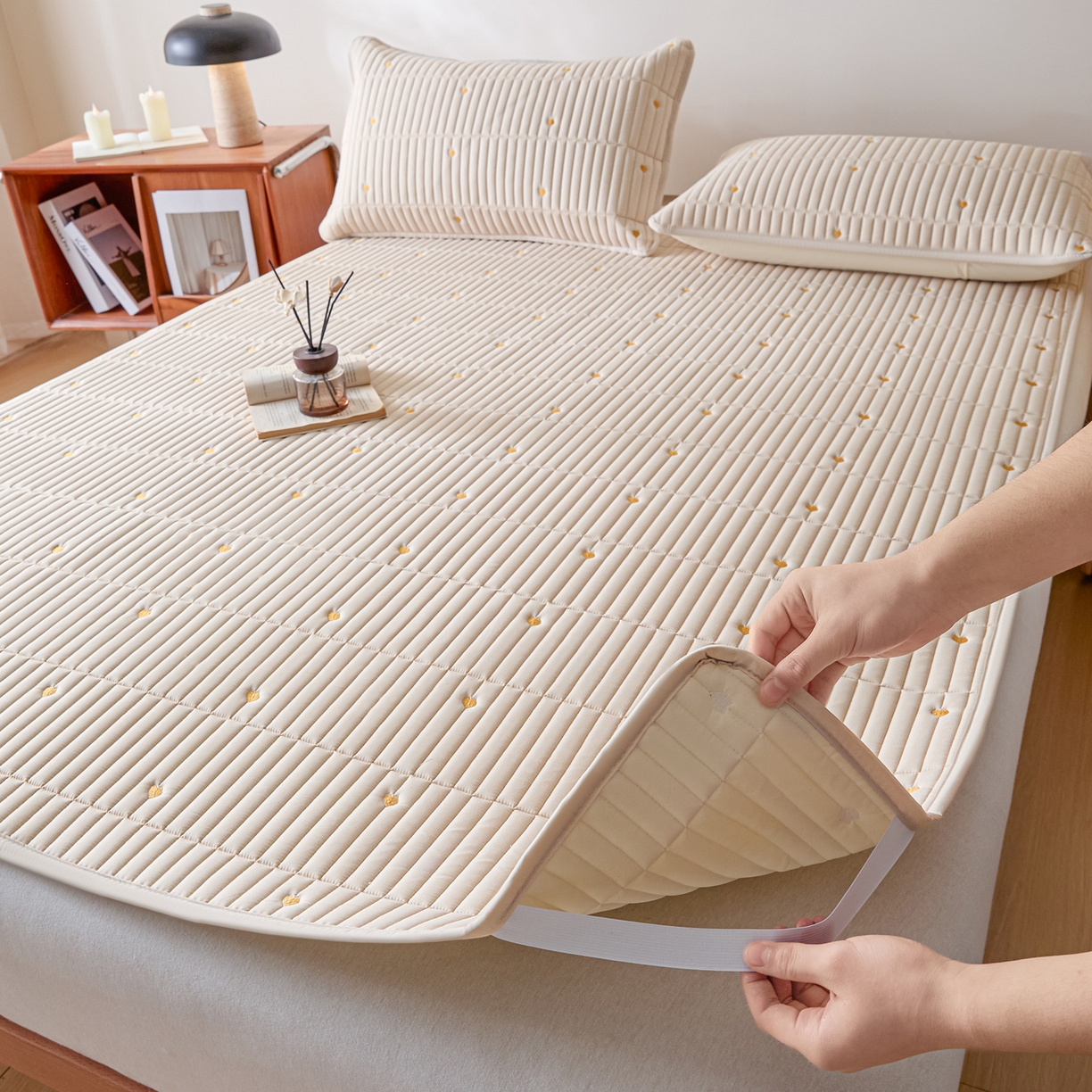 91家纺网 家纺一手货源 找家纺 摩妮卡 2026新款水洗棉夹棉防水刺绣爱心床褥床垫款三件套 爱心-卡其