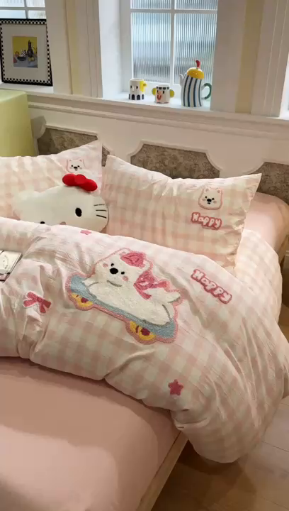 91家纺网 家纺一手货源 找家纺 我心家纺 2026新款水洗棉毛巾绣四件套 滑板西高地-粉格