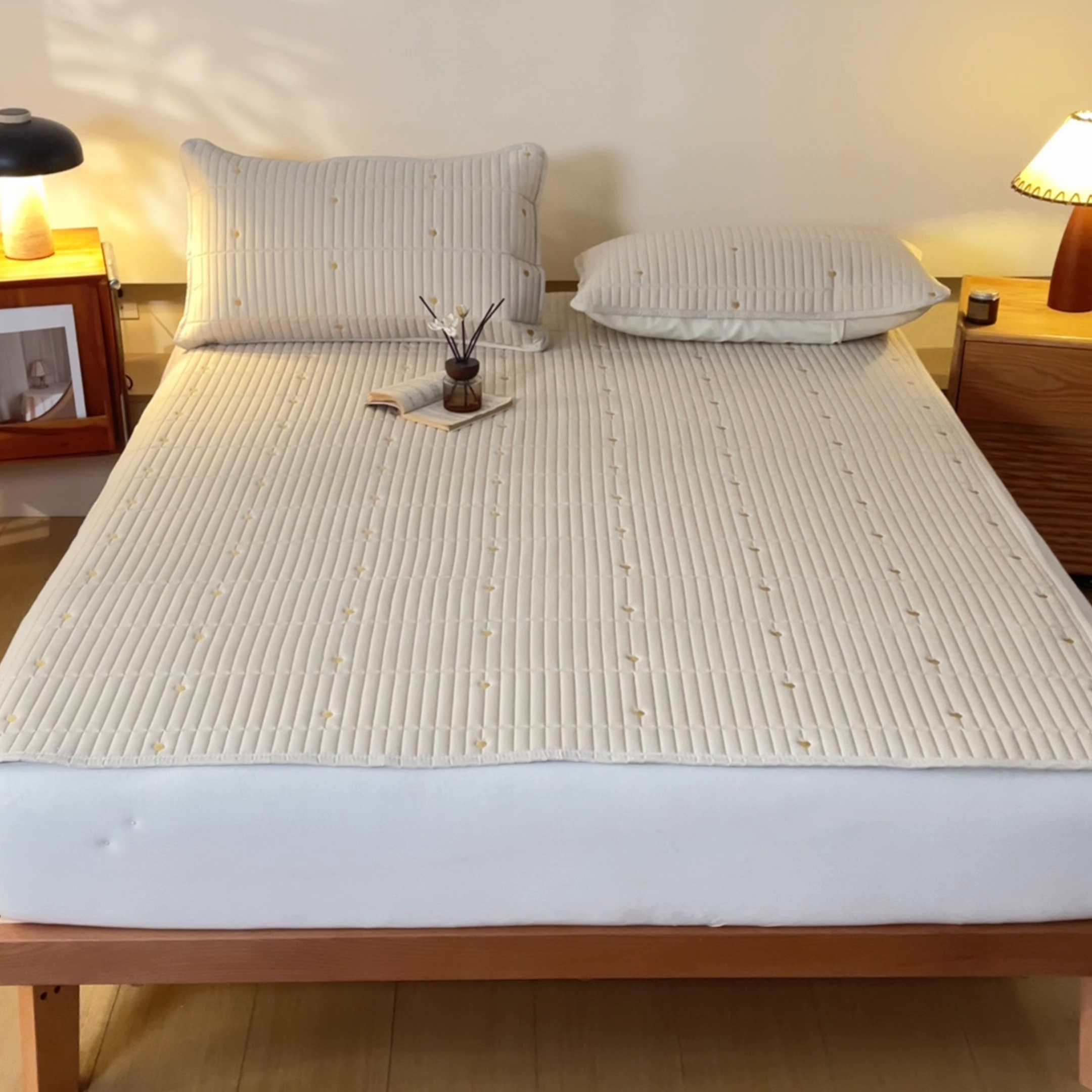 91家纺网 家纺一手货源 找家纺 摩妮卡 2026新款水洗棉夹棉防水刺绣爱心床褥床垫款三件套 爱心-卡其