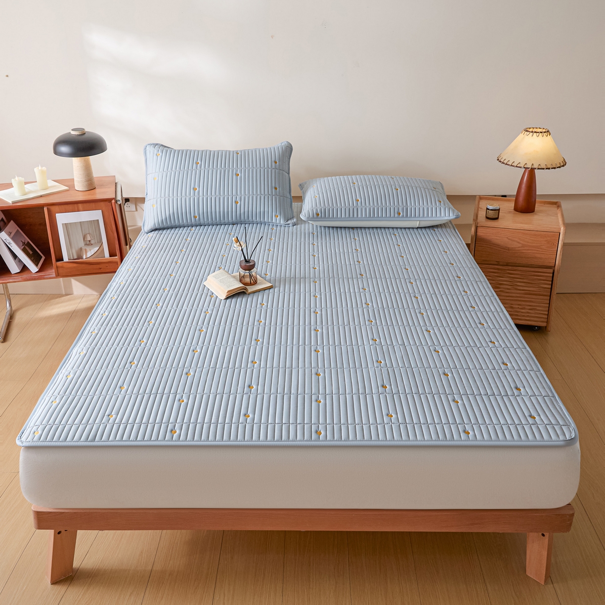 91家纺网 家纺一手货源 找家纺 摩妮卡 2026新款水洗棉夹棉防水刺绣爱心床褥床垫款三件套 爱心-天蓝