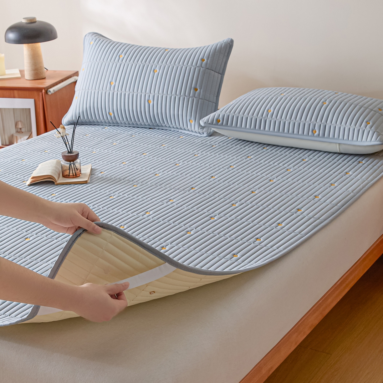 91家纺网 家纺一手货源 找家纺 摩妮卡 2026新款水洗棉夹棉防水刺绣爱心床褥床垫款三件套 爱心-天蓝