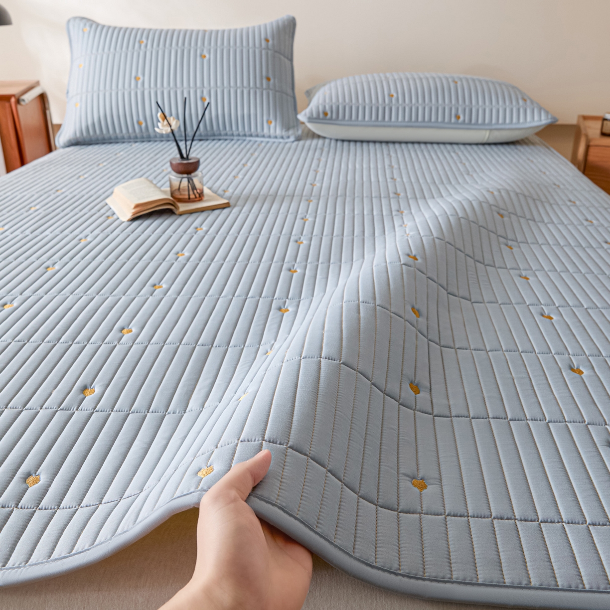 91家纺网 家纺一手货源 找家纺 摩妮卡 2026新款水洗棉夹棉防水刺绣爱心床褥床垫款三件套 爱心-天蓝