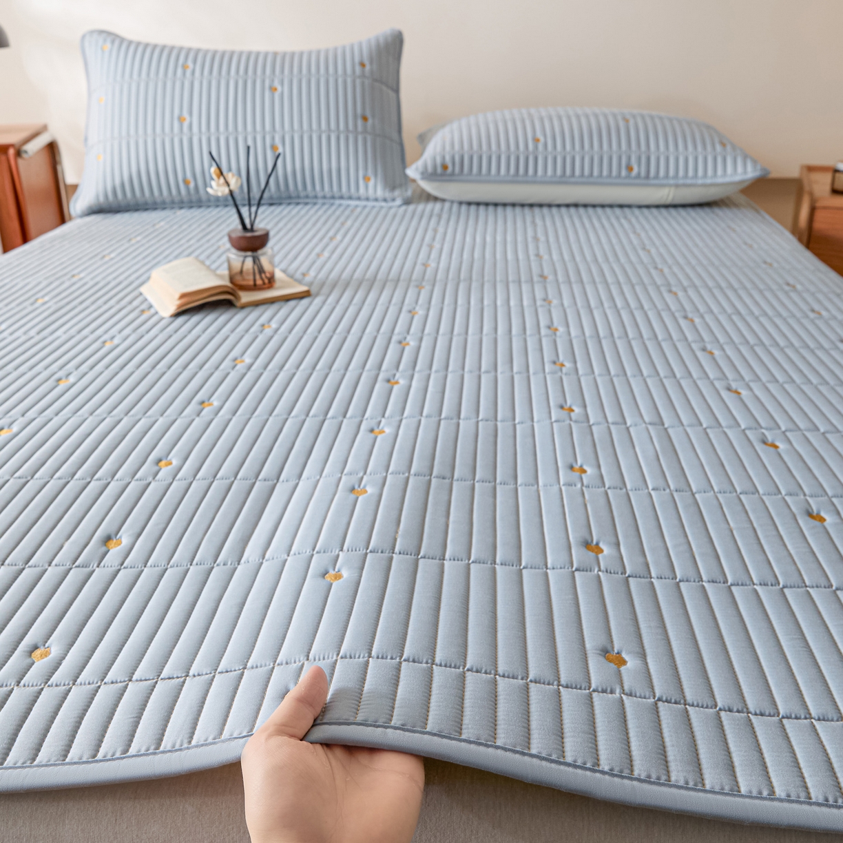 91家纺网 家纺一手货源 找家纺 摩妮卡 2026新款水洗棉夹棉防水刺绣爱心床褥床垫款三件套 爱心-天蓝