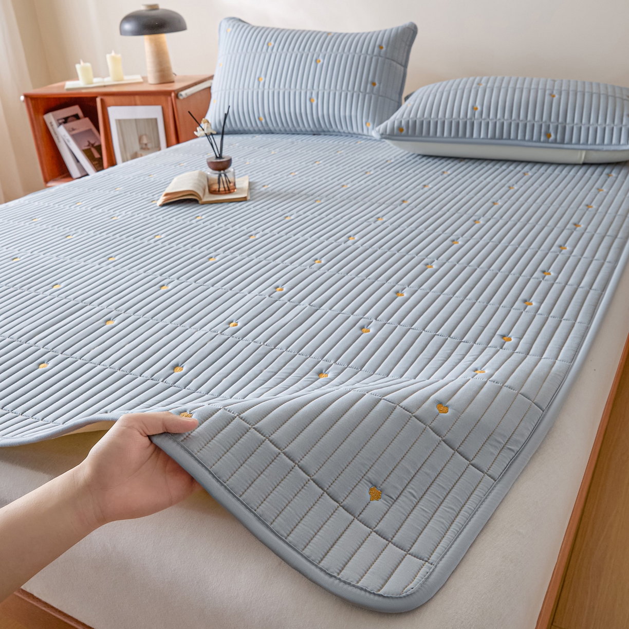 91家纺网 家纺一手货源 找家纺 摩妮卡 2026新款水洗棉夹棉防水刺绣爱心床褥床垫款三件套 爱心-天蓝