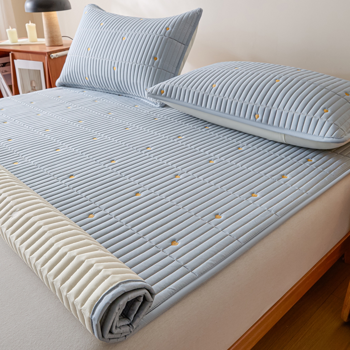 91家纺网 家纺一手货源 找家纺 摩妮卡 2026新款水洗棉夹棉防水刺绣爱心床褥床垫款三件套 爱心-天蓝