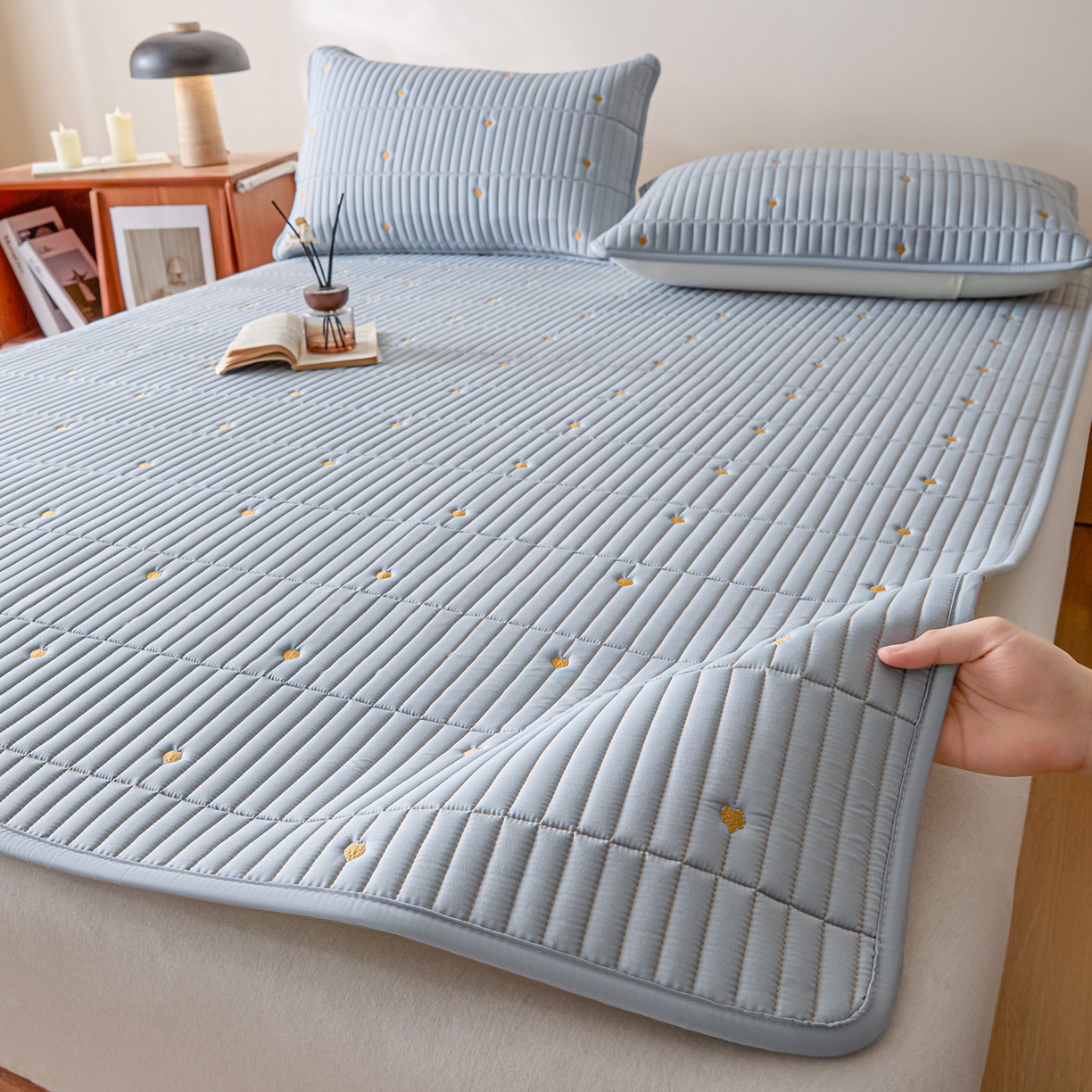 91家纺网 家纺一手货源 找家纺 摩妮卡 2026新款水洗棉夹棉防水刺绣爱心床褥床垫款三件套 爱心-天蓝