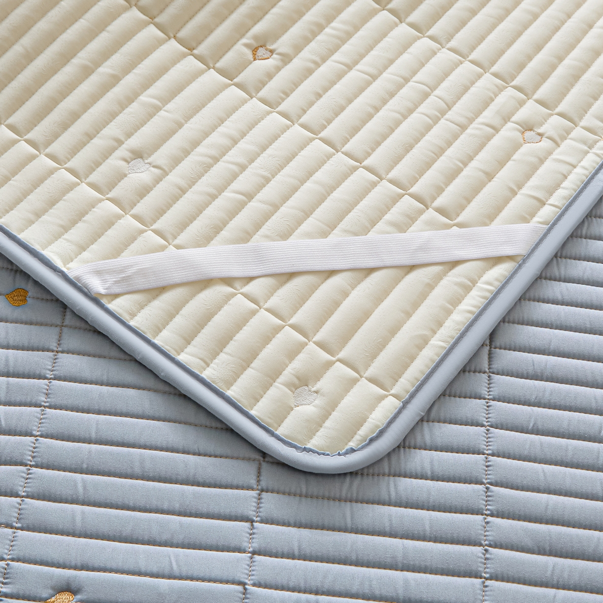 91家纺网 家纺一手货源 找家纺 摩妮卡 2026新款水洗棉夹棉防水刺绣爱心床褥床垫款三件套 爱心-天蓝