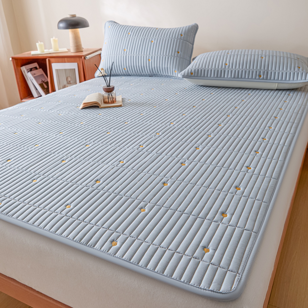 91家纺网 家纺一手货源 找家纺 摩妮卡 2026新款水洗棉夹棉防水刺绣爱心床褥床垫款三件套 爱心-天蓝