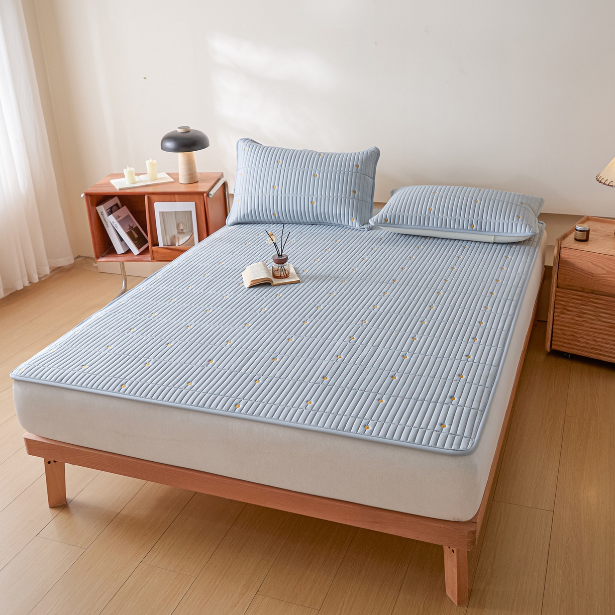 91家纺网 家纺一手货源 找家纺 摩妮卡 2026新款水洗棉夹棉防水刺绣爱心床褥床垫款三件套 爱心-天蓝