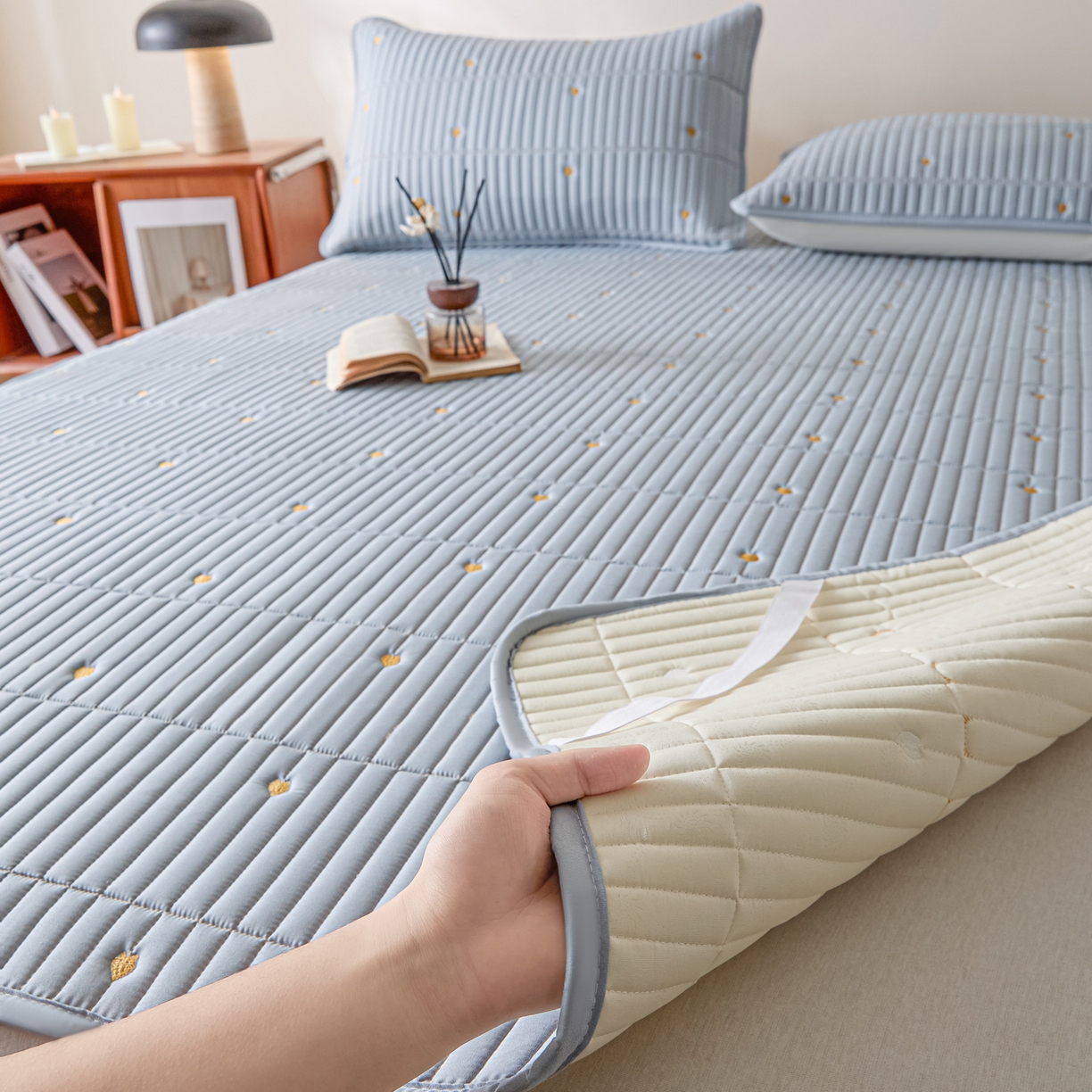 91家纺网 家纺一手货源 找家纺 摩妮卡 2026新款水洗棉夹棉防水刺绣爱心床褥床垫款三件套 爱心-天蓝