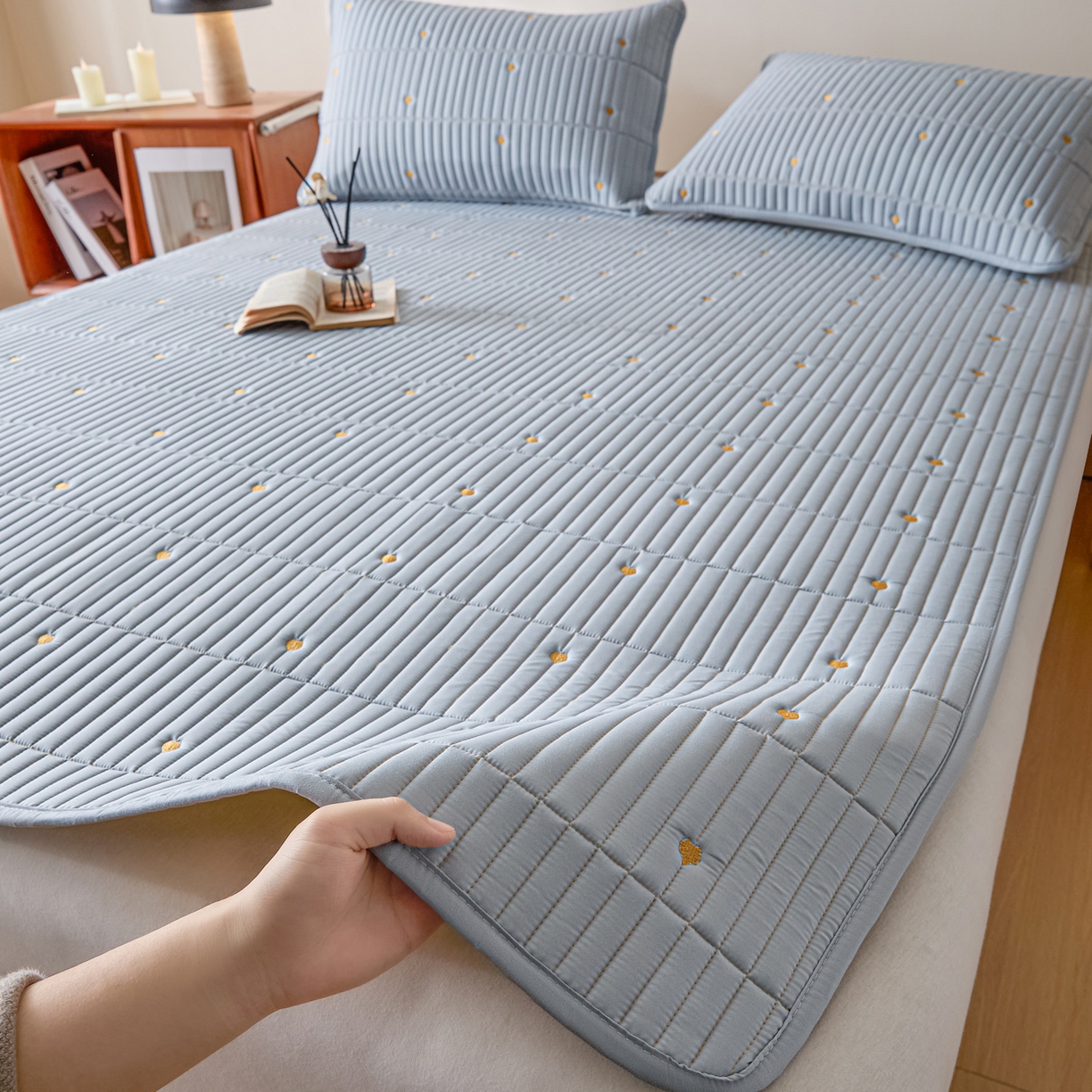 91家纺网 家纺一手货源 找家纺 摩妮卡 2026新款水洗棉夹棉防水刺绣爱心床褥床垫款三件套 爱心-天蓝