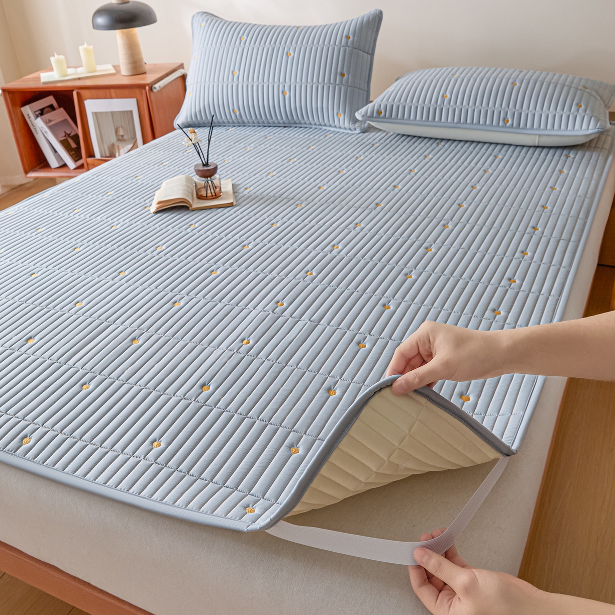 91家纺网 家纺一手货源 找家纺 摩妮卡 2026新款水洗棉夹棉防水刺绣爱心床褥床垫款三件套 爱心-天蓝