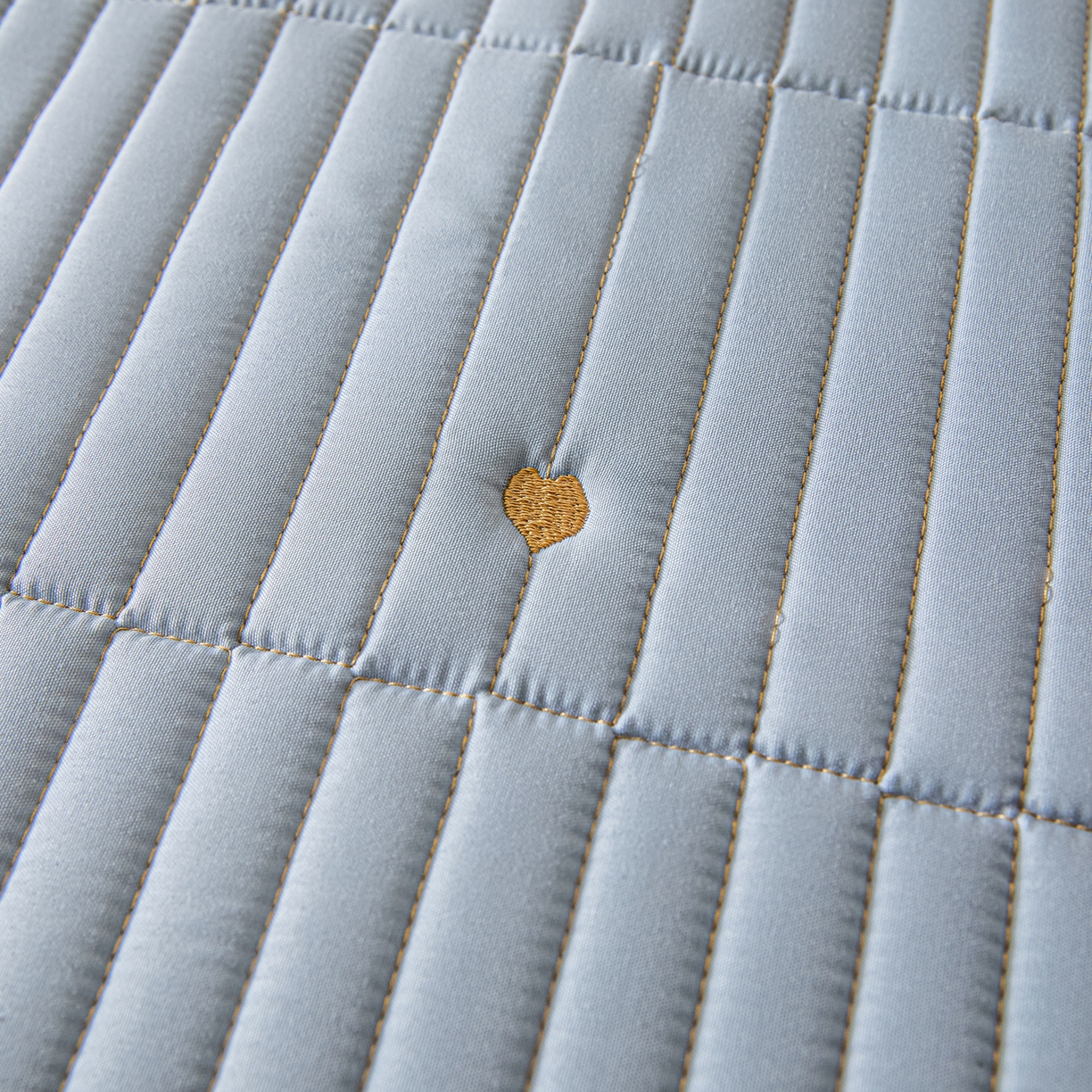 91家纺网 家纺一手货源 找家纺 摩妮卡 2026新款水洗棉夹棉防水刺绣爱心床褥床垫款三件套 爱心-天蓝