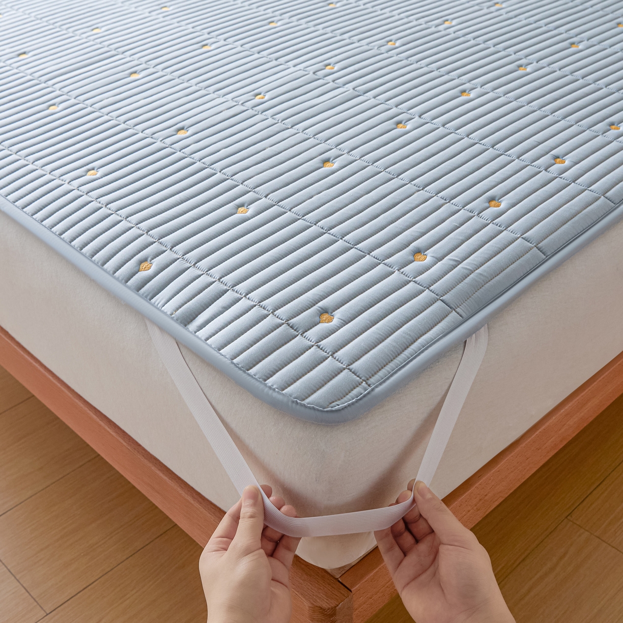 91家纺网 家纺一手货源 找家纺 摩妮卡 2026新款水洗棉夹棉防水刺绣爱心床褥床垫款三件套 爱心-天蓝