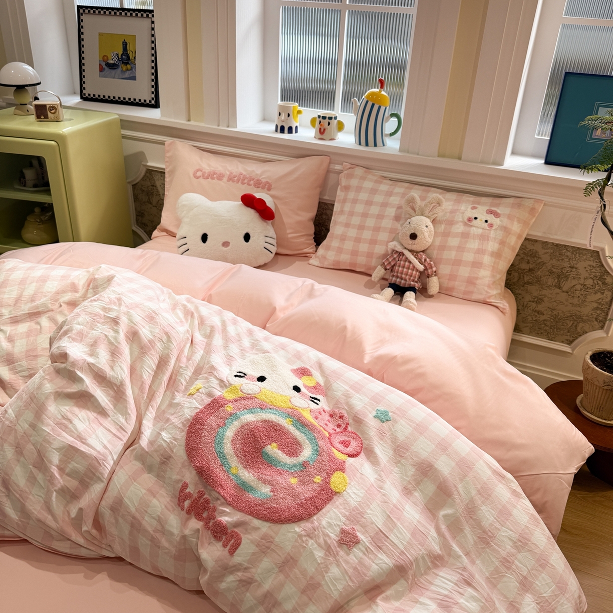 91家纺网 家纺一手货源 找家纺 我心家纺 2026新款水洗棉毛巾绣四件套 猫咪瑞士卷-粉格