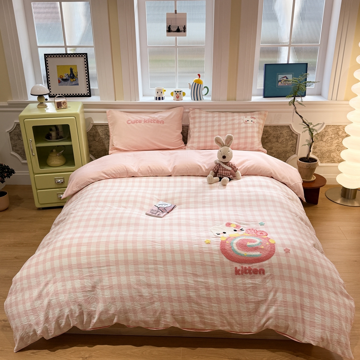 91家纺网 家纺一手货源 找家纺 我心家纺 2026新款水洗棉毛巾绣四件套 猫咪瑞士卷-粉格