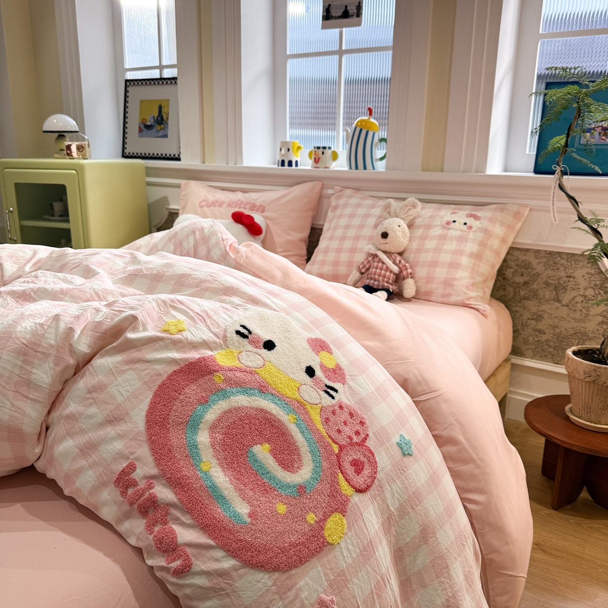 91家纺网 家纺一手货源 找家纺 我心家纺 2026新款水洗棉毛巾绣四件套 猫咪瑞士卷-粉格