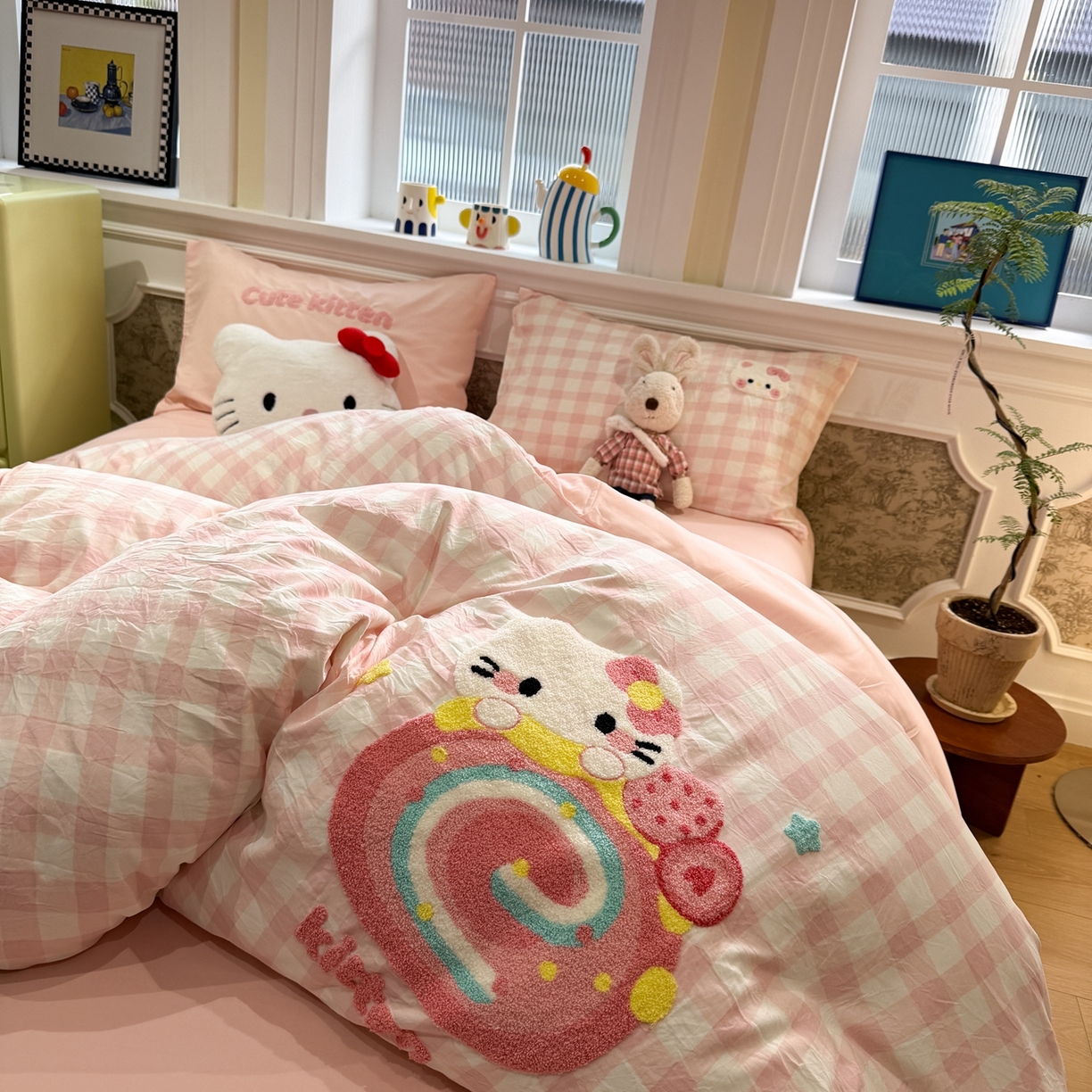 91家纺网 家纺一手货源 找家纺 我心家纺 2026新款水洗棉毛巾绣四件套 猫咪瑞士卷-粉格