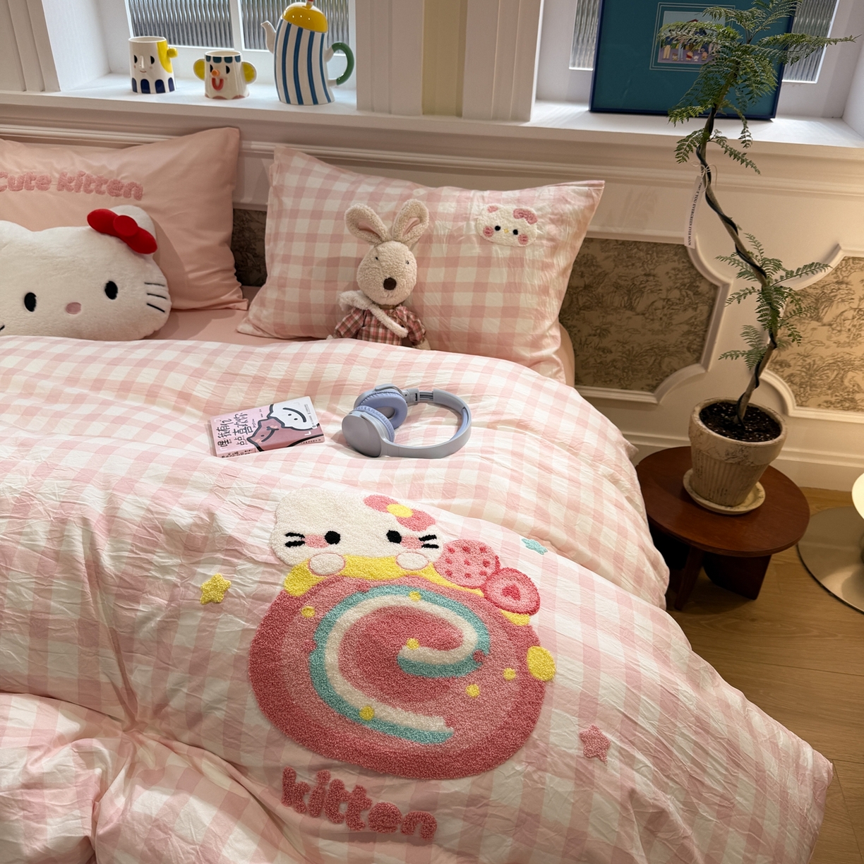 91家纺网 家纺一手货源 找家纺 我心家纺 2026新款水洗棉毛巾绣四件套 猫咪瑞士卷-粉格