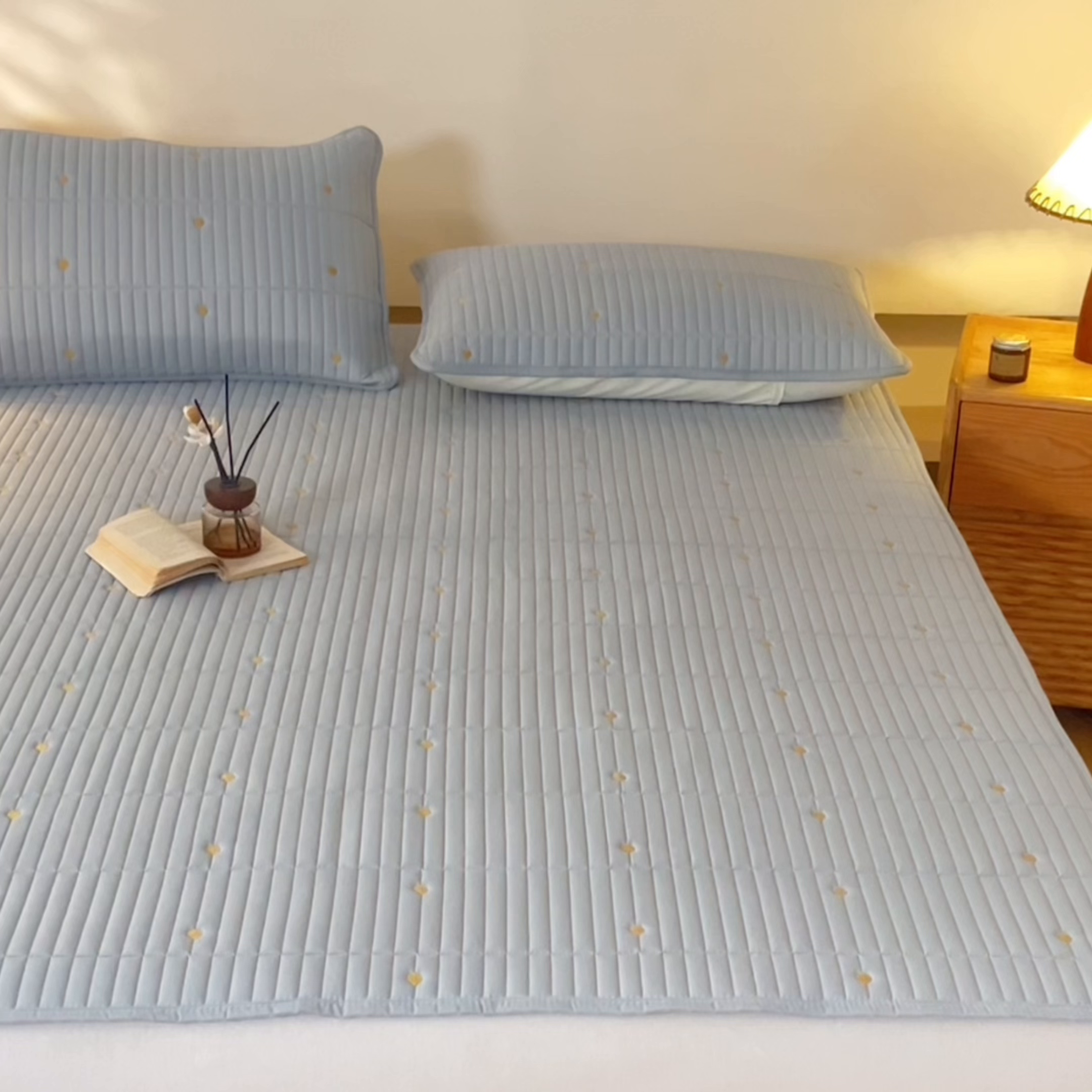 91家纺网 家纺一手货源 找家纺 摩妮卡 2026新款水洗棉夹棉防水刺绣爱心床褥床垫款三件套 爱心-天蓝