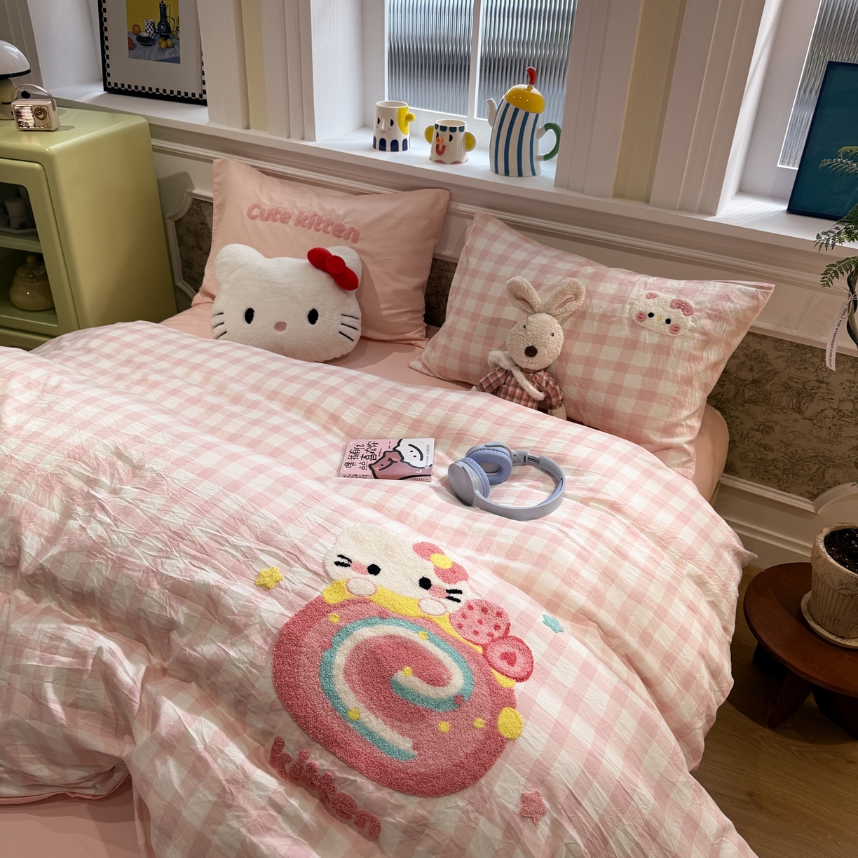 91家纺网 家纺一手货源 找家纺 我心家纺 2026新款水洗棉毛巾绣四件套 猫咪瑞士卷-粉格