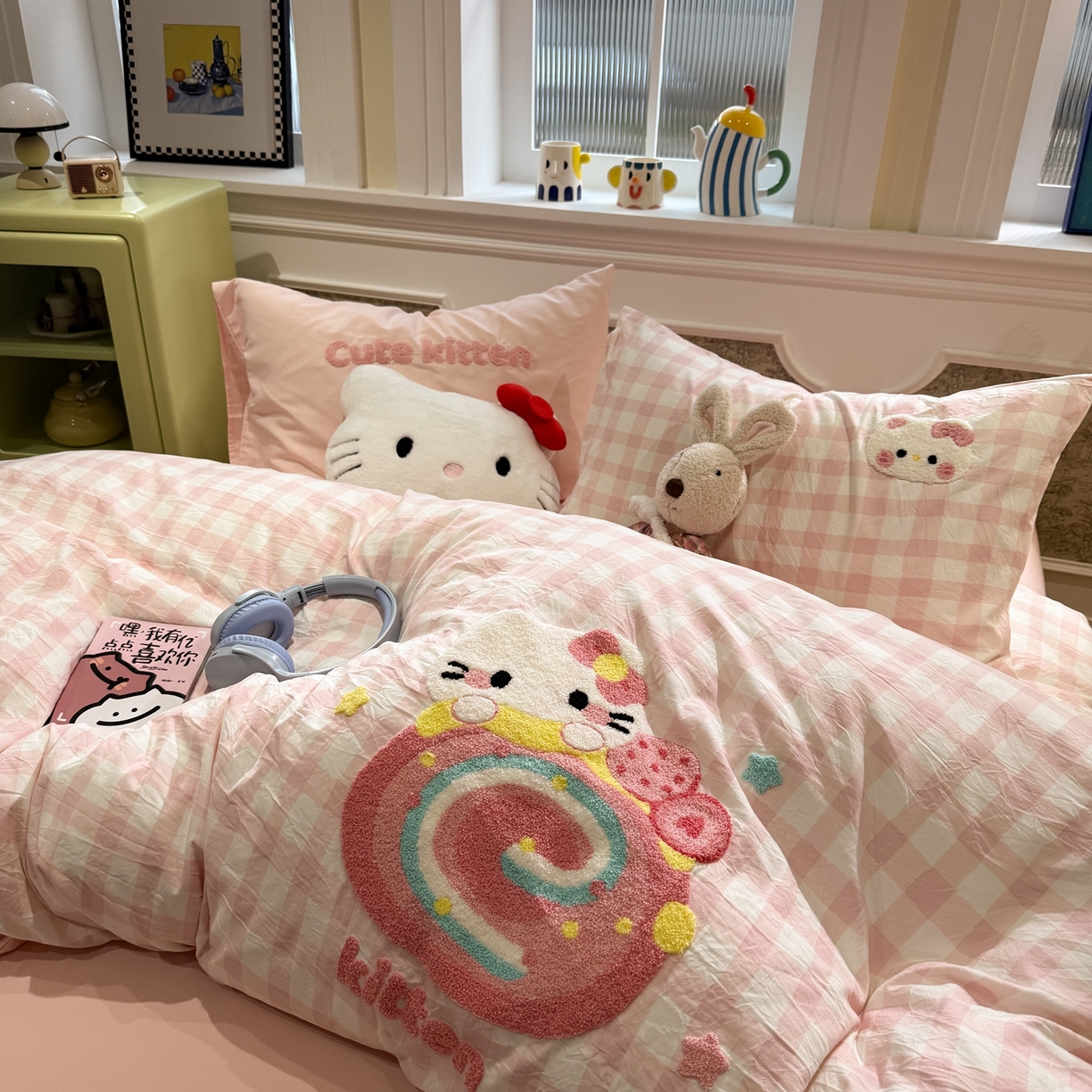 91家纺网 家纺一手货源 找家纺 我心家纺 2026新款水洗棉毛巾绣四件套 猫咪瑞士卷-粉格