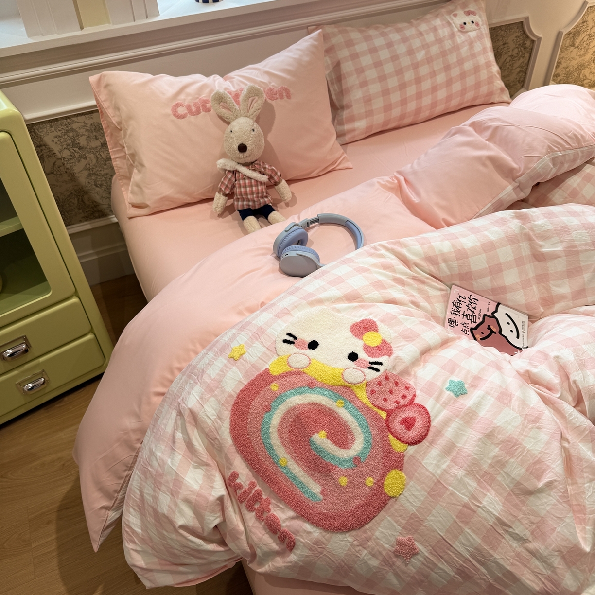 91家纺网 家纺一手货源 找家纺 我心家纺 2026新款水洗棉毛巾绣四件套 猫咪瑞士卷-粉格