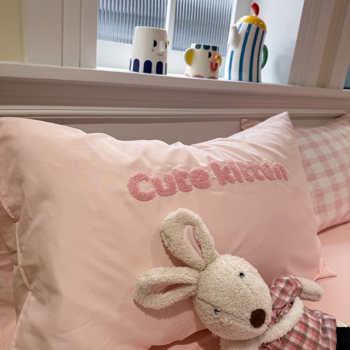 91家纺网 家纺一手货源 找家纺 我心家纺 2026新款水洗棉毛巾绣四件套 猫咪瑞士卷-粉格