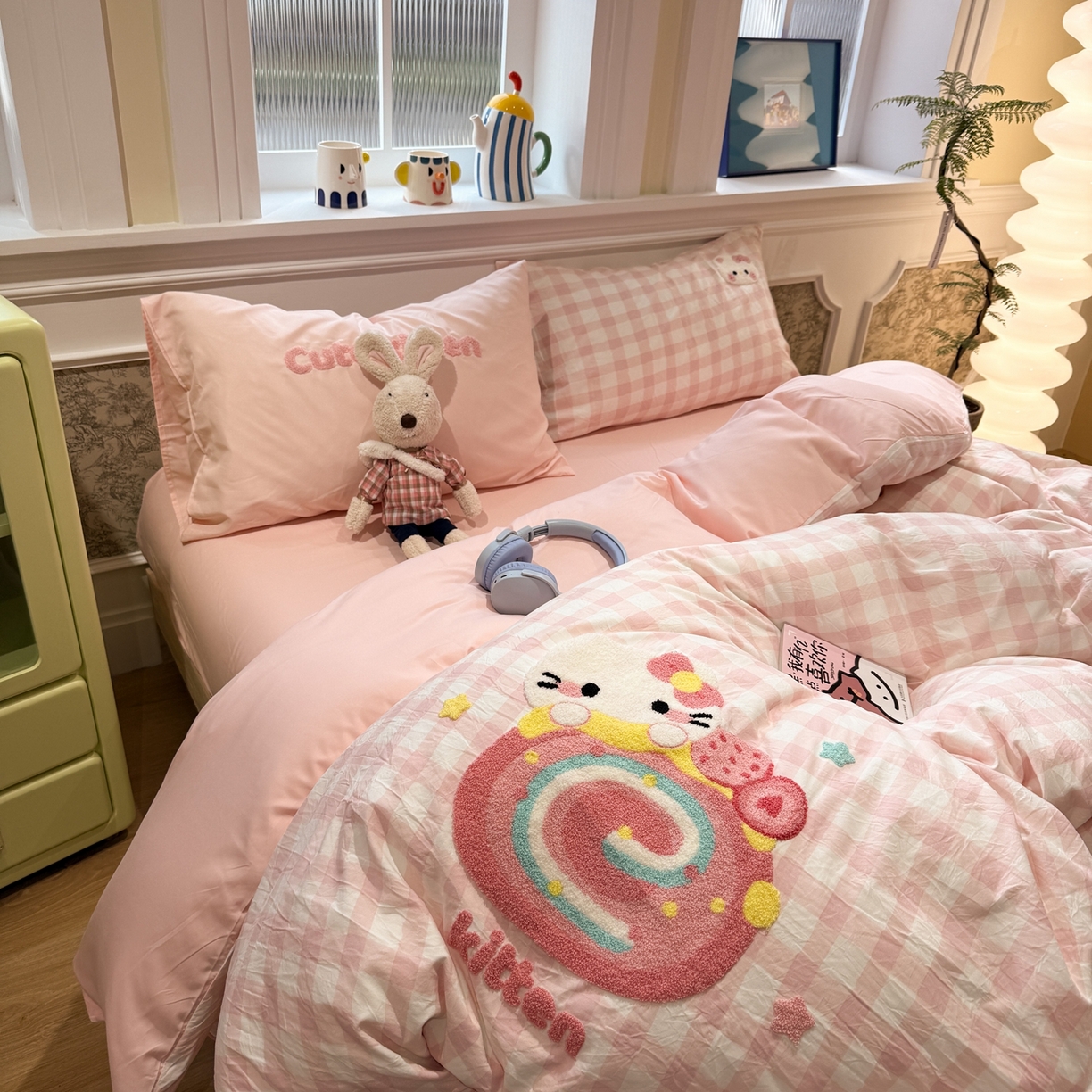 91家纺网 家纺一手货源 找家纺 我心家纺 2026新款水洗棉毛巾绣四件套 猫咪瑞士卷-粉格