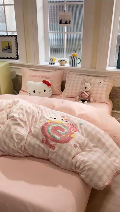 91家纺网 家纺一手货源 找家纺 我心家纺 2026新款水洗棉毛巾绣四件套 猫咪瑞士卷-粉格