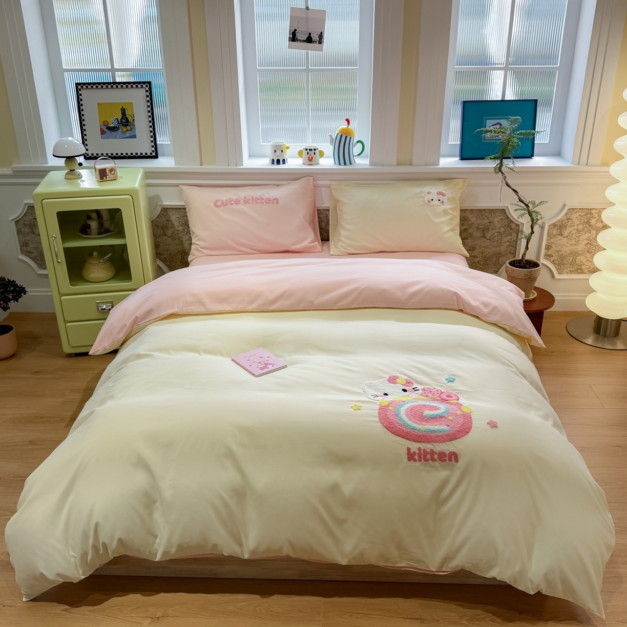 91家纺网 家纺一手货源 找家纺 我心家纺 2026新款水洗棉毛巾绣四件套 猫咪瑞士卷-米黄