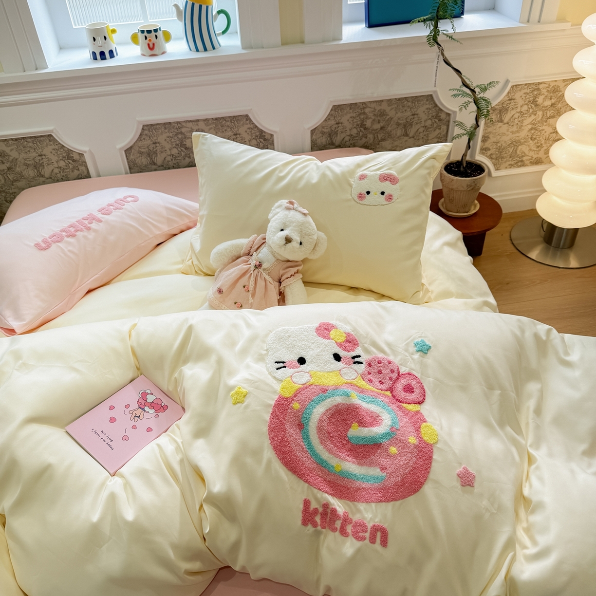 91家纺网 家纺一手货源 找家纺 我心家纺 2026新款水洗棉毛巾绣四件套 猫咪瑞士卷-米黄