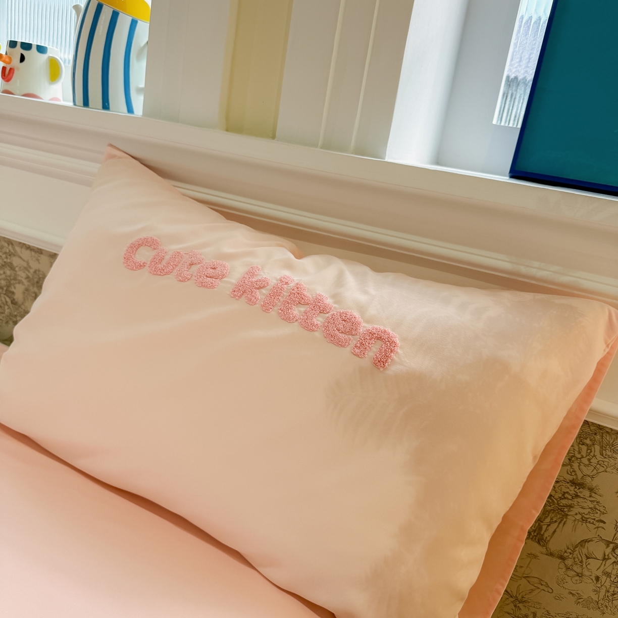 91家纺网 家纺一手货源 找家纺 我心家纺 2026新款水洗棉毛巾绣四件套 猫咪瑞士卷-米黄