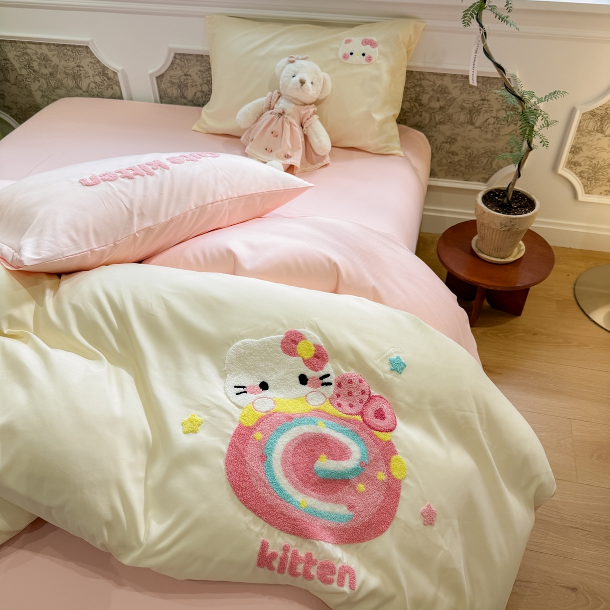 91家纺网 家纺一手货源 找家纺 我心家纺 2026新款水洗棉毛巾绣四件套 猫咪瑞士卷-米黄