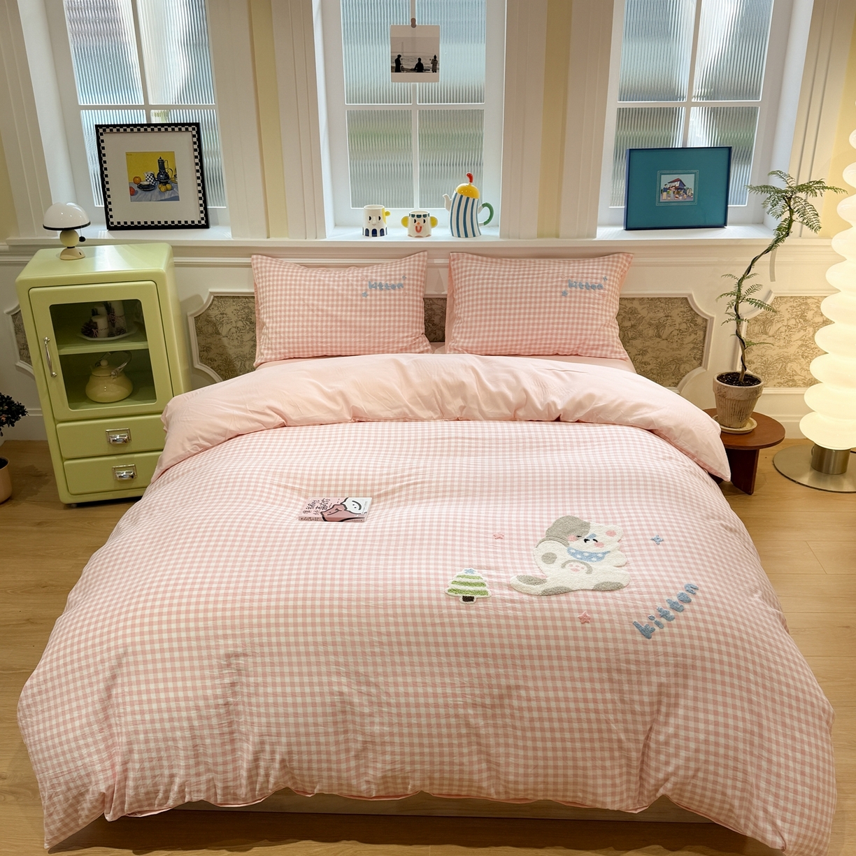 91家纺网 家纺一手货源 找家纺 我心家纺 2026新款水洗棉毛巾绣四件套 美梦小猫-粉格