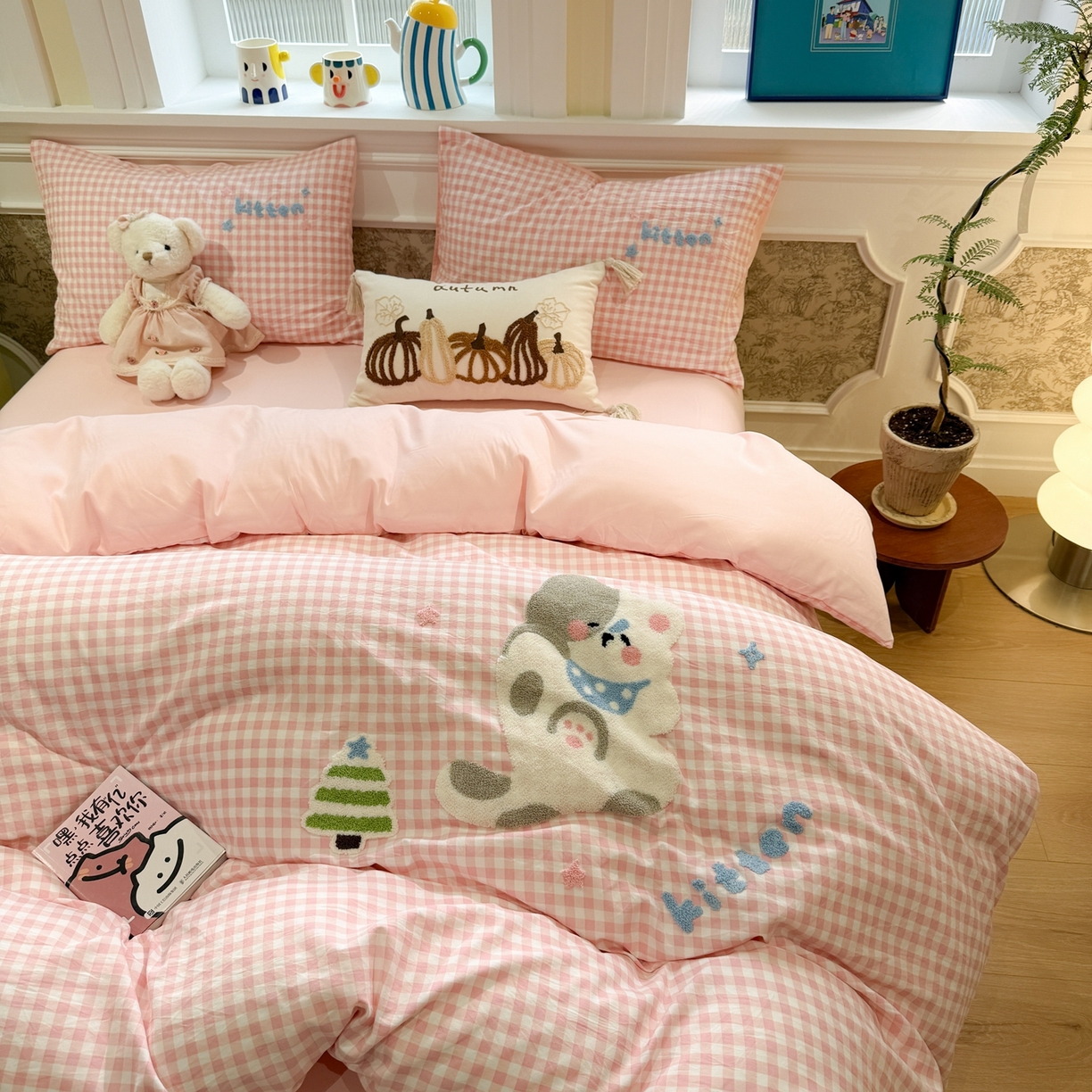 91家纺网 家纺一手货源 找家纺 我心家纺 2026新款水洗棉毛巾绣四件套 美梦小猫-粉格