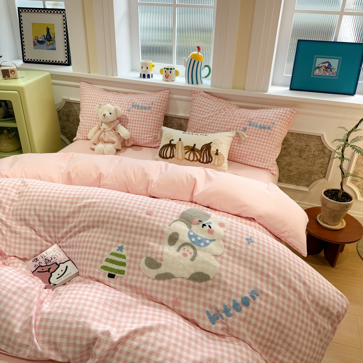 91家纺网 家纺一手货源 找家纺 我心家纺 2026新款水洗棉毛巾绣四件套 美梦小猫-粉格