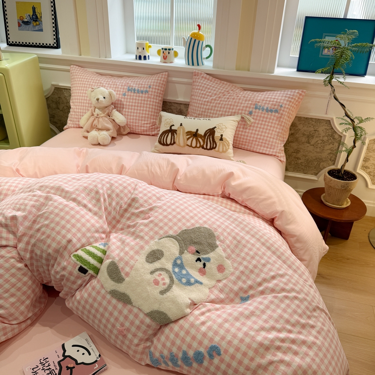 91家纺网 家纺一手货源 找家纺 我心家纺 2026新款水洗棉毛巾绣四件套 美梦小猫-粉格