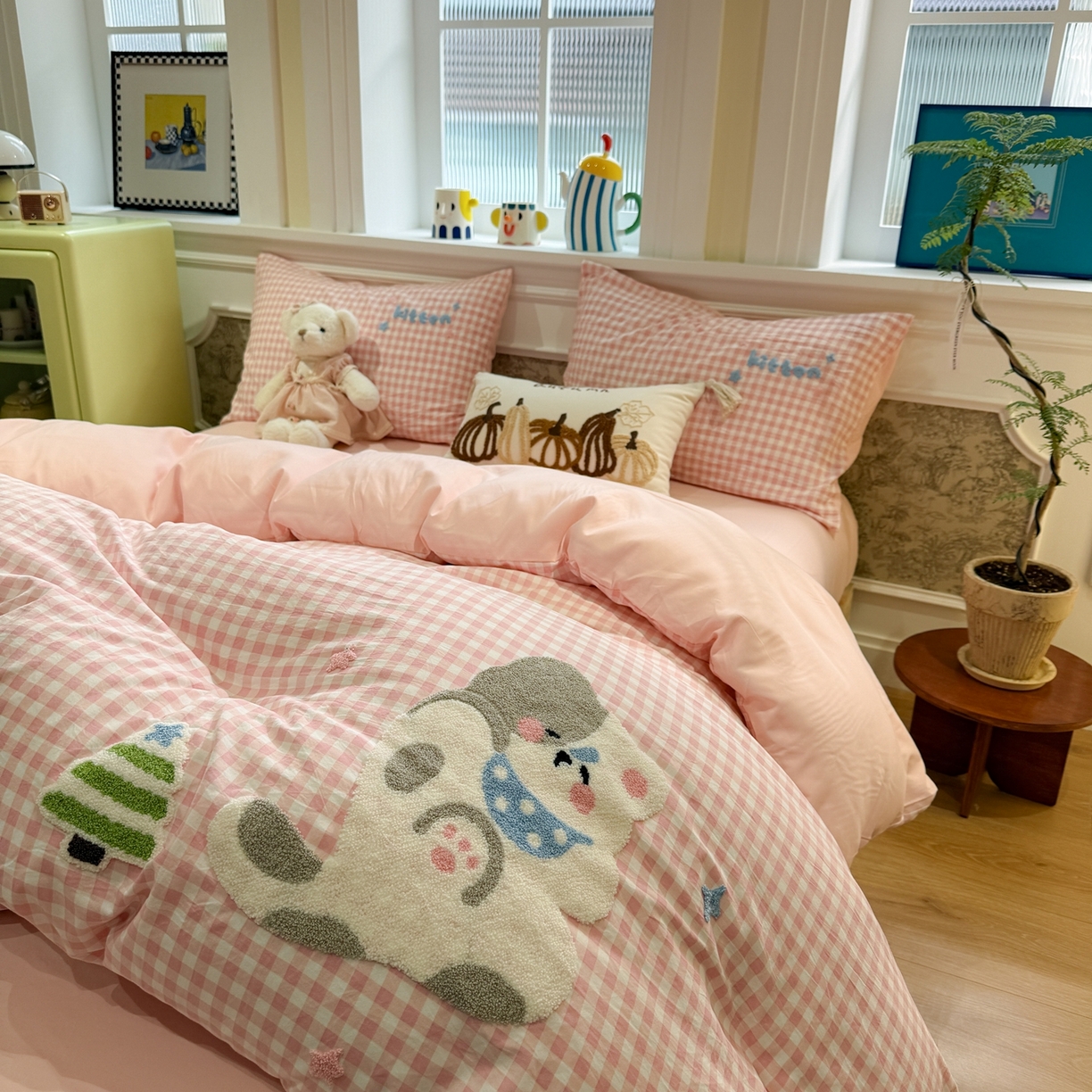 91家纺网 家纺一手货源 找家纺 我心家纺 2026新款水洗棉毛巾绣四件套 美梦小猫-粉格