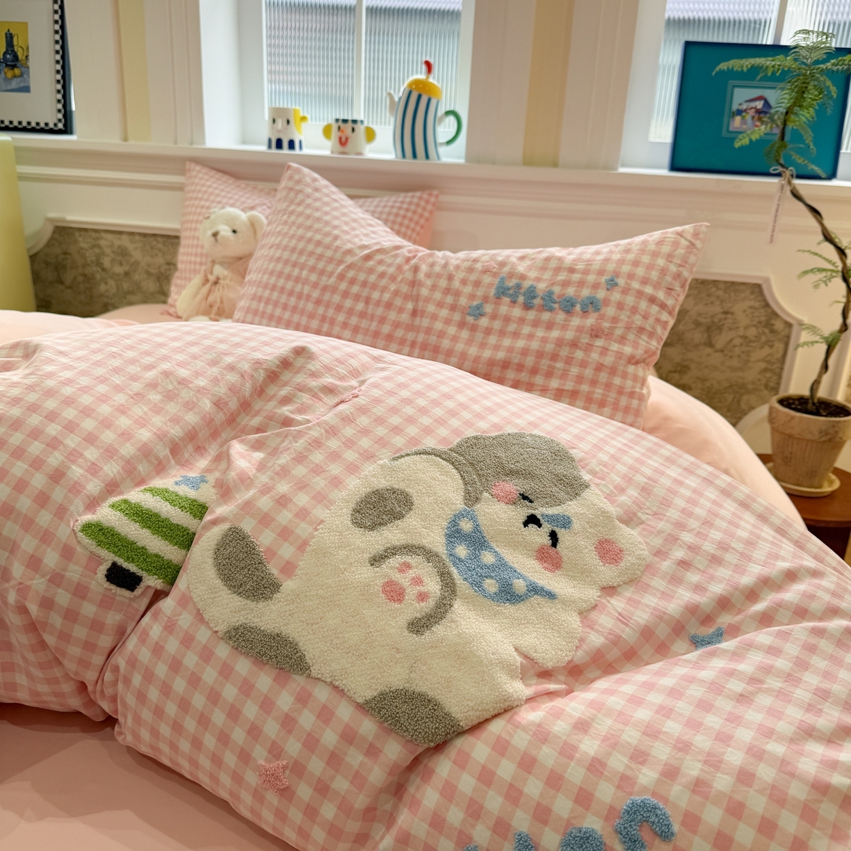 91家纺网 家纺一手货源 找家纺 我心家纺 2026新款水洗棉毛巾绣四件套 美梦小猫-粉格