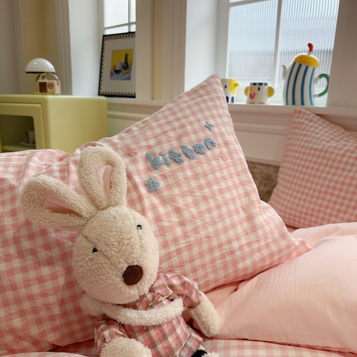 91家纺网 家纺一手货源 找家纺 我心家纺 2026新款水洗棉毛巾绣四件套 美梦小猫-粉格