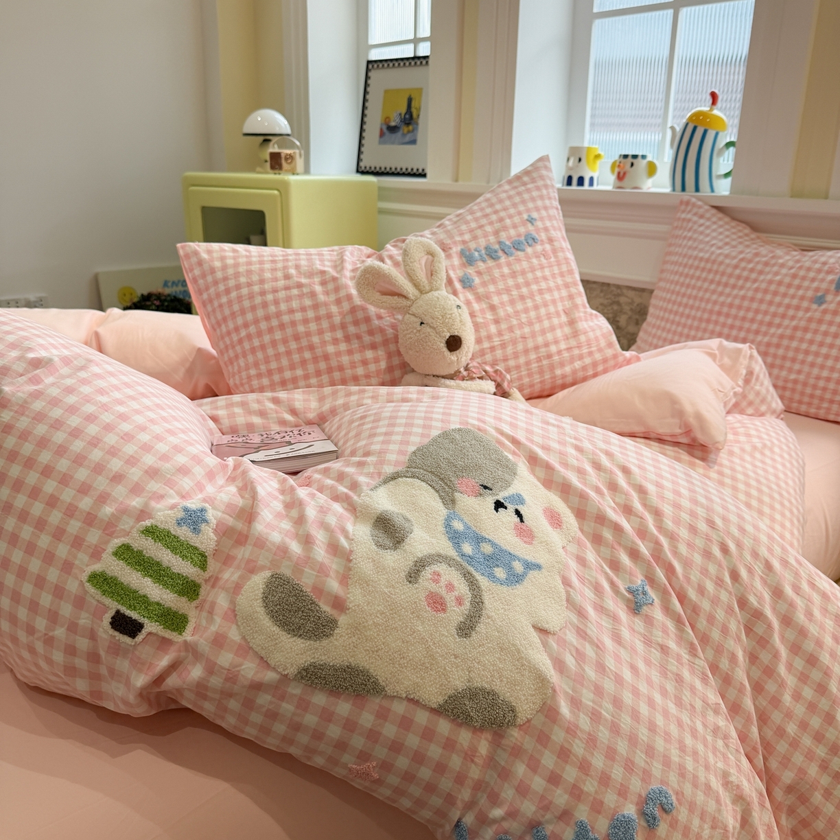 91家纺网 家纺一手货源 找家纺 我心家纺 2026新款水洗棉毛巾绣四件套 美梦小猫-粉格