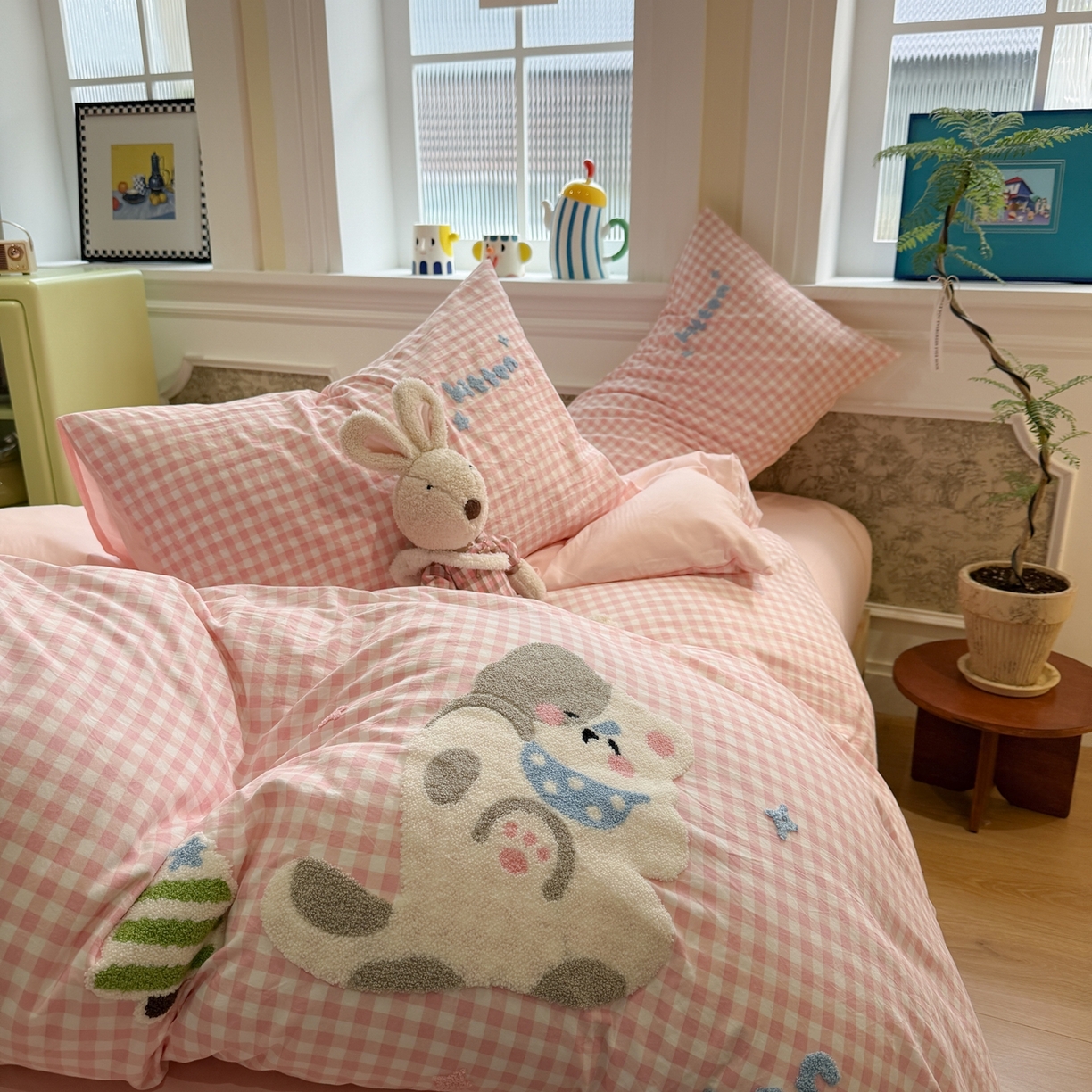 91家纺网 家纺一手货源 找家纺 我心家纺 2026新款水洗棉毛巾绣四件套 美梦小猫-粉格