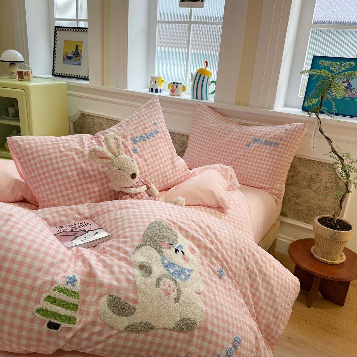 91家纺网 家纺一手货源 找家纺 我心家纺 2026新款水洗棉毛巾绣四件套 美梦小猫-粉格