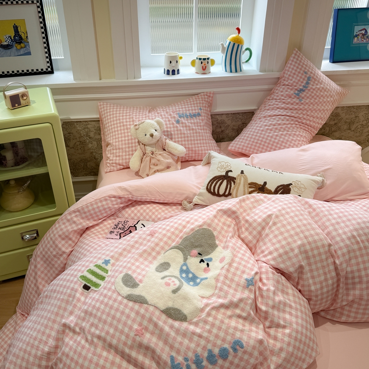 91家纺网 家纺一手货源 找家纺 我心家纺 2026新款水洗棉毛巾绣四件套 美梦小猫-粉格