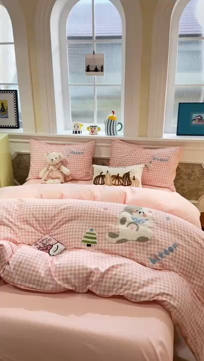 91家纺网 家纺一手货源 找家纺 我心家纺 2026新款水洗棉毛巾绣四件套 美梦小猫-粉格