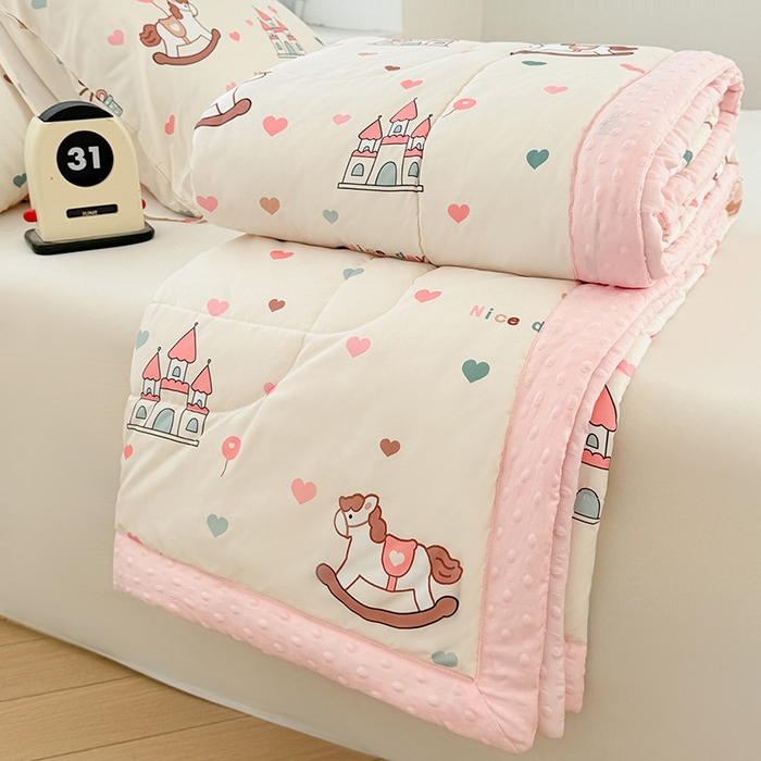 91家纺网 家纺一手货源 找家纺 悦织语 2026新款水洗棉双层纱豆豆被大豆夏凉被 旋转木马