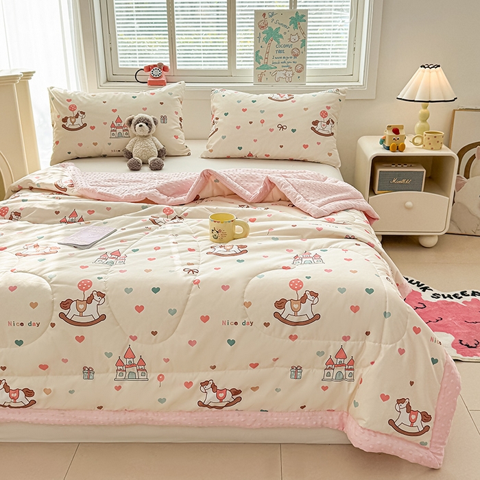 91家纺网 家纺一手货源 找家纺 悦织语 2026新款水洗棉双层纱豆豆被大豆夏凉被 旋转木马