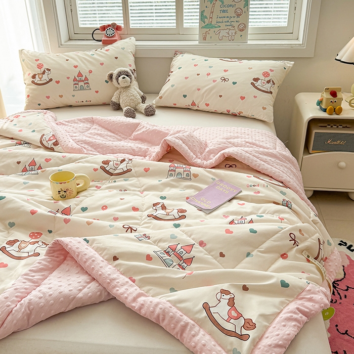 91家纺网 家纺一手货源 找家纺 悦织语 2026新款水洗棉双层纱豆豆被大豆夏凉被 旋转木马