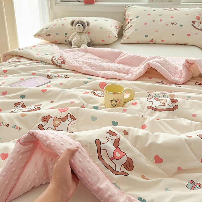 91家纺网 家纺一手货源 找家纺 悦织语 2026新款水洗棉双层纱豆豆被大豆夏凉被 旋转木马